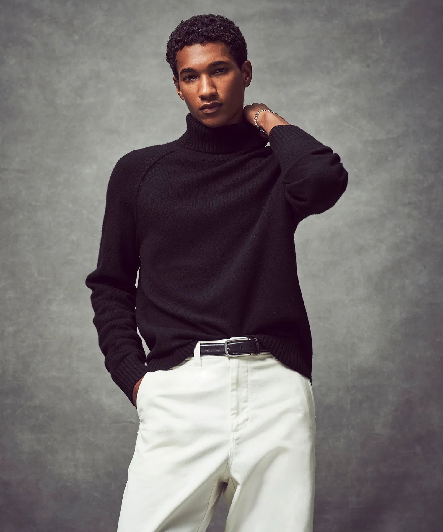 Nomad Cashmere Turtleneck in Black